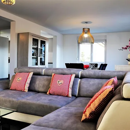 Maison Familiale Spacieuse, Animaux Acceptés à - Fr-1-744-51 *