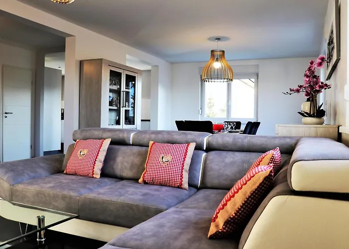 Maison Familiale Spacieuse, Animaux Acceptés à - Fr-1-744-51 *